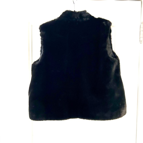 Faux fur vest! - Picture 2 of 6